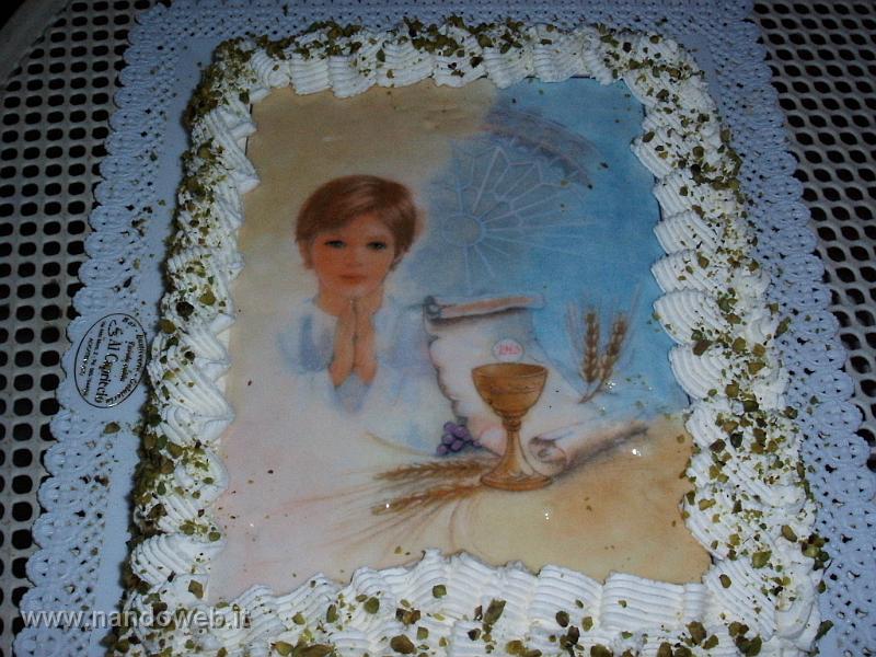2005_0514Image0007.JPG - torta con crema bianca e cioccolato , decorata con panna , pistacchio e foto su ostia di pasta di mandorla